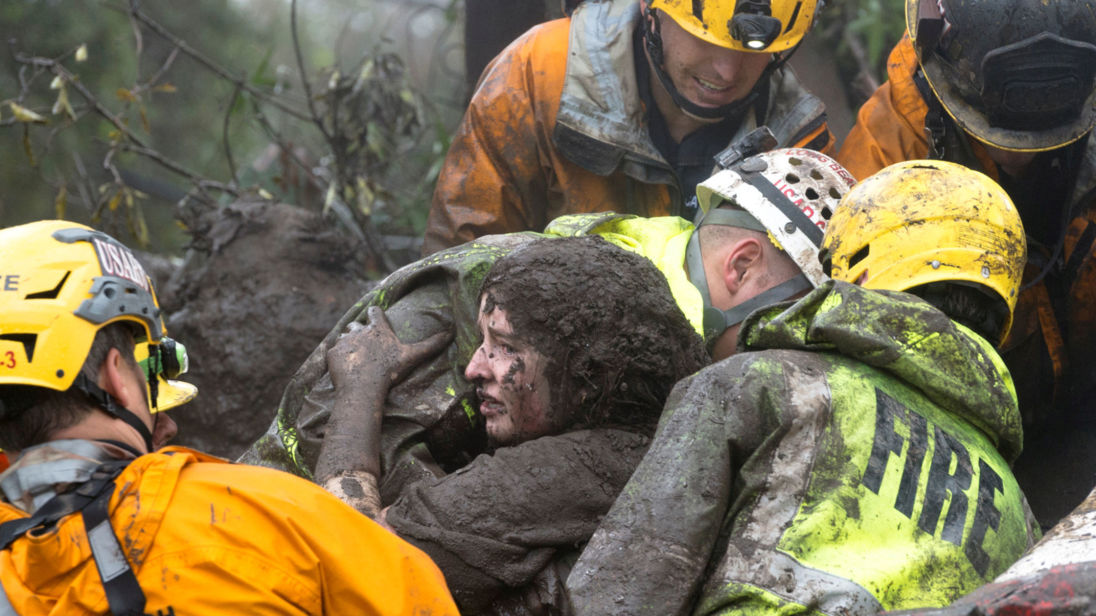  Une femme est sauvée d'une maison effondrée à Montecito. Pic: Santa Barbara News-Press 