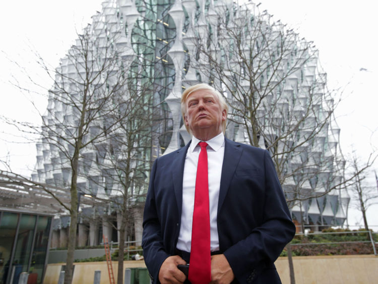  Le président américain Donald Trump cite Madame Tussauds devant la nouvelle ambassade américaine à Nine Elms, Londres, après que M. Trump eut confirmé qu'il ne se rendrait pas au Royaume-Uni pour ouvrir le nouveau bâtiment. - un J'ai frappé à l'emplacement du projet de 1,2 milliard de dollars ( 886 millions). 