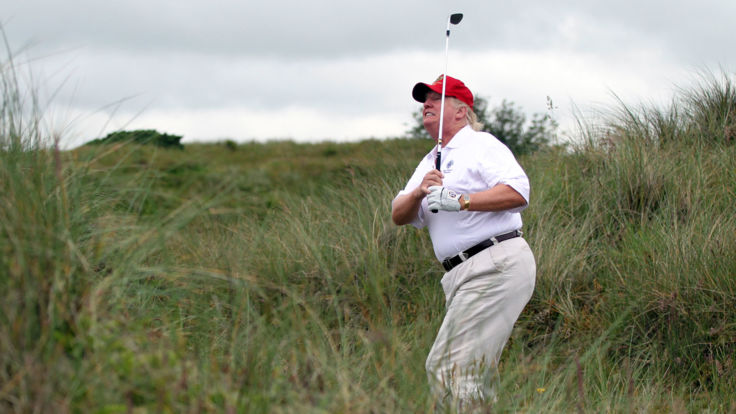  M. Trump joue à son cours à Balmedie, en Écosse en J M. Trump jouant à son cours à Balmedie, en Écosse, avant de devenir président </span><br />
      </figcaption></figure>
</div>
<p> Mais les critiques ont remis en question les visites fréquentes de M. Trump à ses terrains de golf et s'il mène des réunions utiles là-bas ou simplement en dépensant </p>
<p> <strong> Donc, combien de golf jouerait-il </strong>et comment cela se compare-t-il à Barack Obama? </p>
<h2 id=