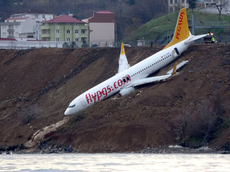  Un avion de Pegasus Airlines est photographié après avoir dérapé de la piste à l'aéroport de Trabzon par la mer Noire en Turquie 