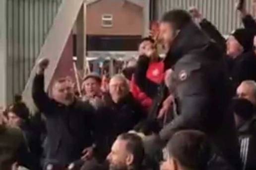 WATCH – Michael Carrick rejoint les fans de Manchester United à l'extérieur dans une chanson chantée à Burnley