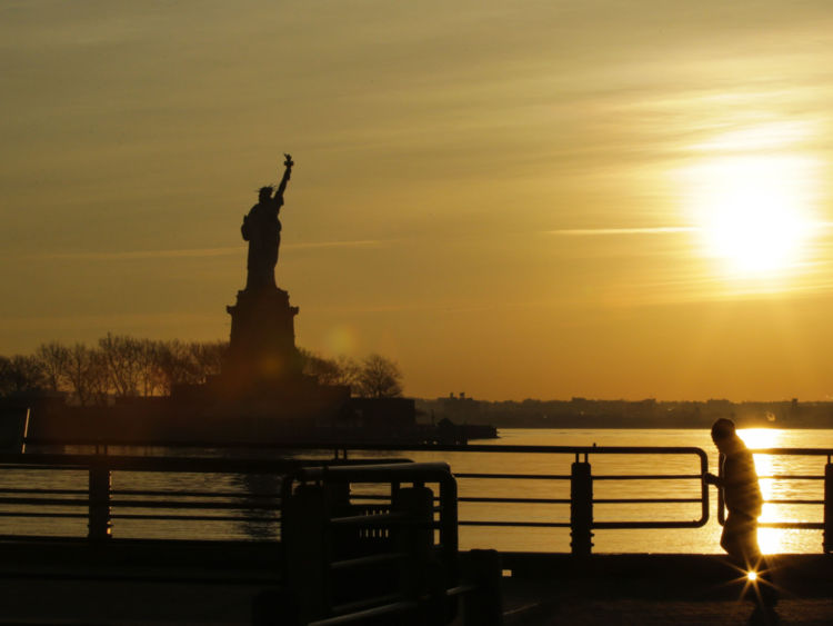  La Statue de la Liberté rouvrira après New York Le gouverneur a dit que l'état paierait la facture 
