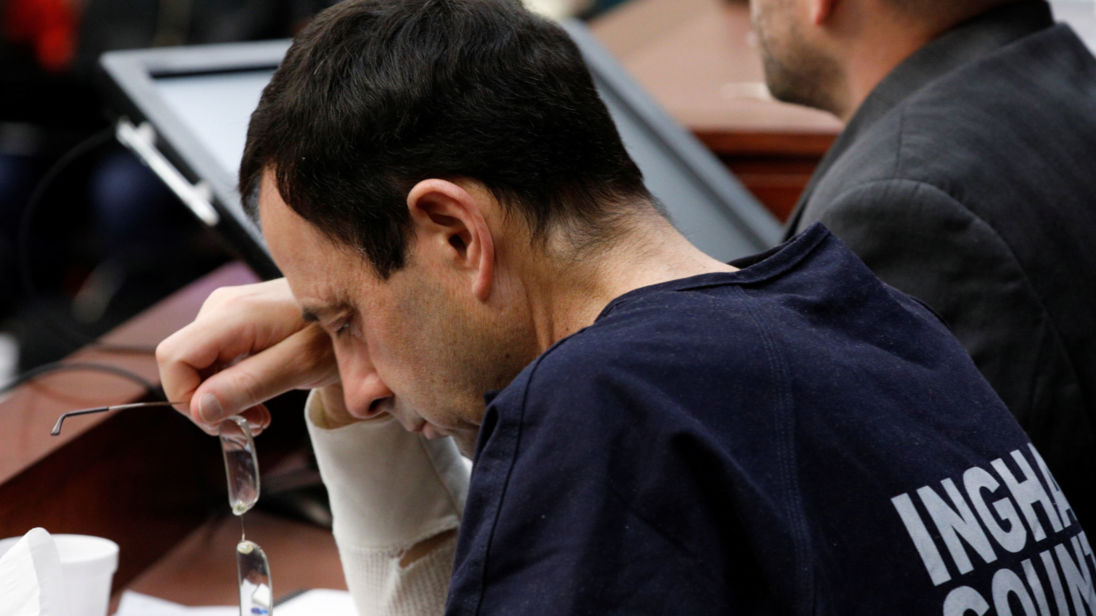  Larry Nassar a entendu plus de 100 femmes s'exprimer contre lui devant le tribunal 