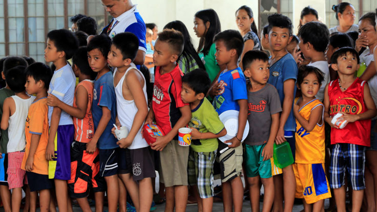  Les enfants s'alignent pour des collations dans un centre d'évacuation 