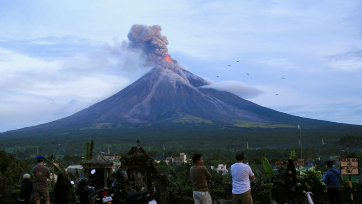  Les résidents observent le mont Mayon 