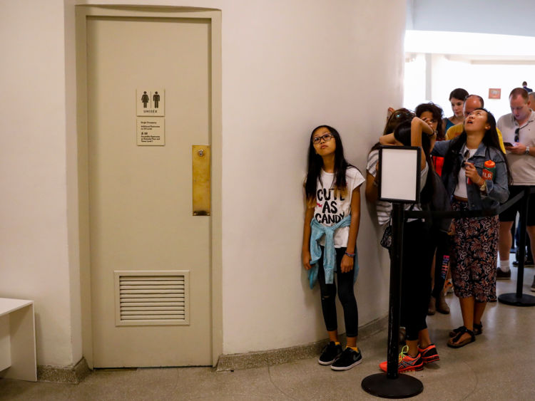  file d'attente pour les toilettes 