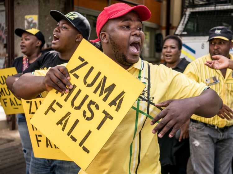  Les partisans du vice-président de l'ANC Cyril Ramaphosa brandissent des pancartes et scandent des slogans à l'extérieur du siège de l'ANC à Johannesburg 