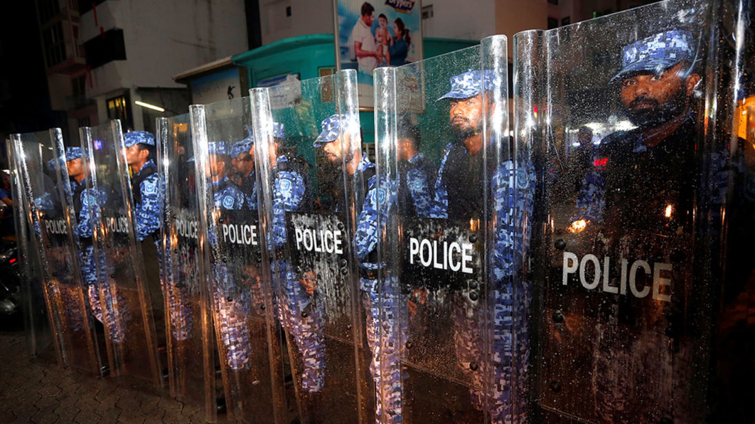  La police des Maldives monte la garde dans une rue principale au cours d'une manifestation de partisans de l'opposition 