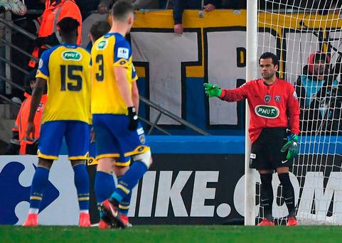 REGARDEZ: Dani Alves obligé de marquer pour la victoire du PSG en Coupe de France sur Sochaux