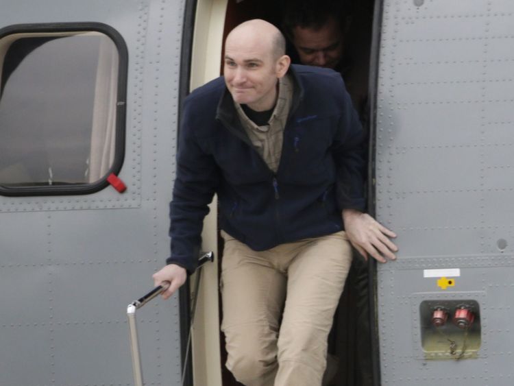  Avril 2014: Nicolas Henin arrive à la base aérienne de Villacoublay, près de Paris, après sa libération 