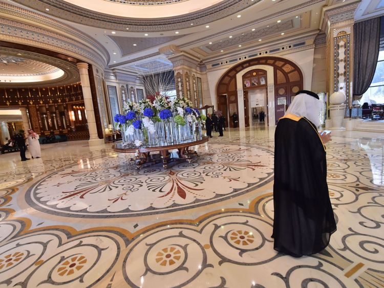  Des responsables américains et saoudiens se promènent dans le couloir de l'hôtel Ritz Carlton dans la capitale Riyad le 21 mai 2017, lors d'une visite du président américain. Photo: </span><br />
        <span class=