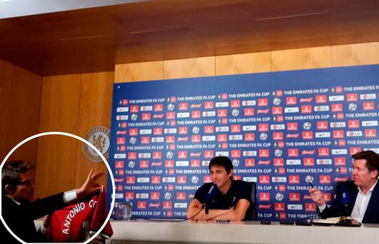 MONTRE: Antonio Conte pris en embuscade par un farceur qui lui présente la chemise de Manchester United signée par José Mourinho