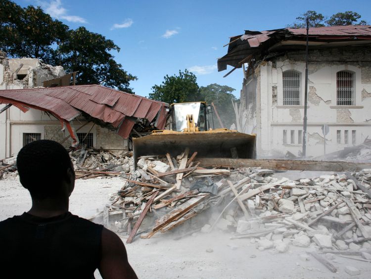  Des travailleurs humanitaires auraient hébergé des Des travailleurs humanitaires auraient organisé des soirées sexuelles avec des prostituées en Haïti après le tremblement de terre de 2010 </span><br />
      </figcaption></figure>
</div>
<p> Répondant à l'émergence du rapport, un porte-parole d'Oxfam a déclaré à Sky News que l'organisation caritative était au courant des préoccupations soulevées. Mais les mesures mises en place pour remédier à la situation étaient "insuffisantes". </p>
<p> "A la suite du rapport de Save the Children, un haut responsable du personnel d'Oxfam s'est rendu en Haïti pour évaluer la situation et des mesures ont été mises en place "Cependant, ces mesures se sont révélées insuffisantes et auraient pu être compromises par le personnel qui a ensuite fait l'objet d'une enquête par Oxfam et a été reconnu coupable d'inconduite." </p>
<p> <strong> :: Livia Firth, ambassadrice d'Oxfam trahison »</strong> </p>
<p> <strong> :: Opinion: Oxfam a prouvé qu'on ne peut pas leur faire confiance </strong></p>
<div class=