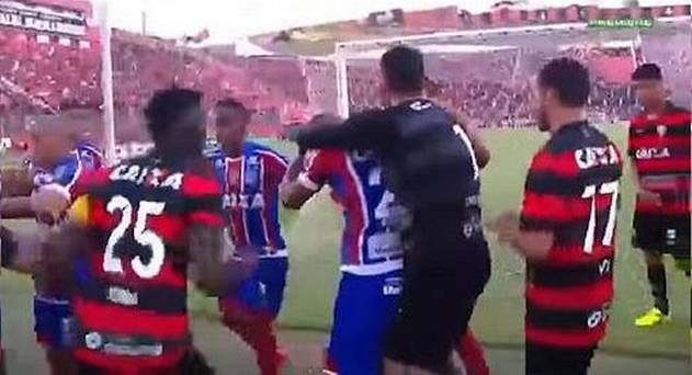 MONTRE: Un match de football brésilien abandonné après l'expulsion de neuf joueurs suite à une bagarre