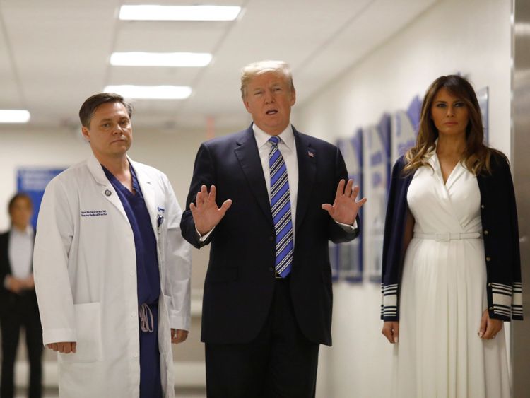  Le président des États-Unis discute avec un chirurgien traumatologue de l'hôpital Broward Health North </span><br />
      </figcaption></figure>
</div>
<p> La secrétaire de presse de la Maison-Blanche, Sarah Huckabee Sanders, a révélé que le président avait parlé à un démocrate. et un républicain au sujet d'un projet de loi bipartite qui forcerait les États et les organismes fédéraux à signaler plus fréquemment les infractions qui interdisent à une personne d'acheter une arme. </p>
<p> «Alors que les discussions sont en cours et que des révisions sont envisagées, le président »</p>
<div class=