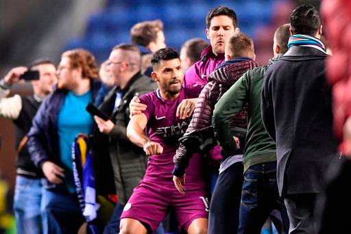 Sergio Agüero affirme qu'il a été craché par un fan de Wigan alors que l'ancien arbitre critique Anthony Taylor