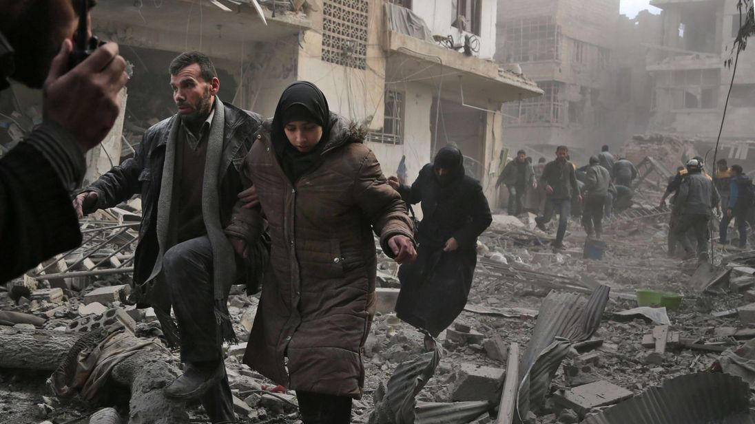  la défense civile syrienne parle sur un émetteur sans fil comme d'autres civils fuient 