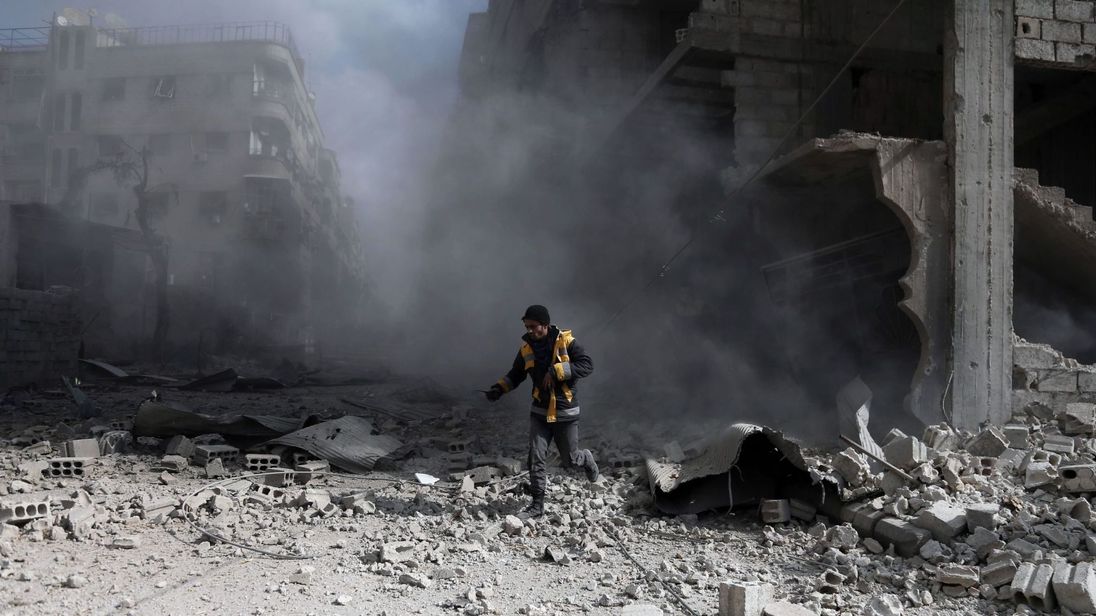  Un Casque blanc volontaire à la suite d'un bombardement aérien. raid à Saqba, Ghouta orientale 