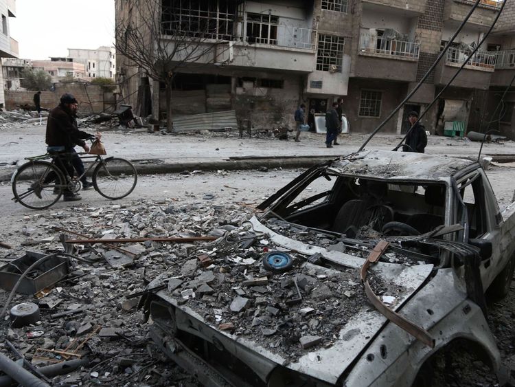   Les Syriens marchent dans une rue de la Ghouta orientale 