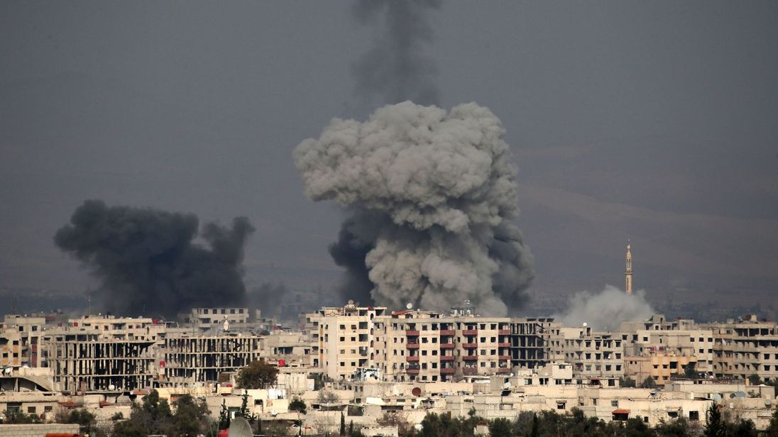  Les panaches de fumée montent à la suite d'une attaque aérienne dans la ville de Hamouria, dans la région assiégée de la Ghouta orientale [19659013] </span><br />
                    <span class=