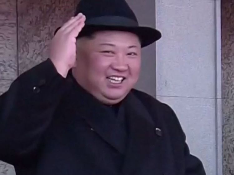  Kim Jong Un regarde un défilé militaire à Pyongyang 