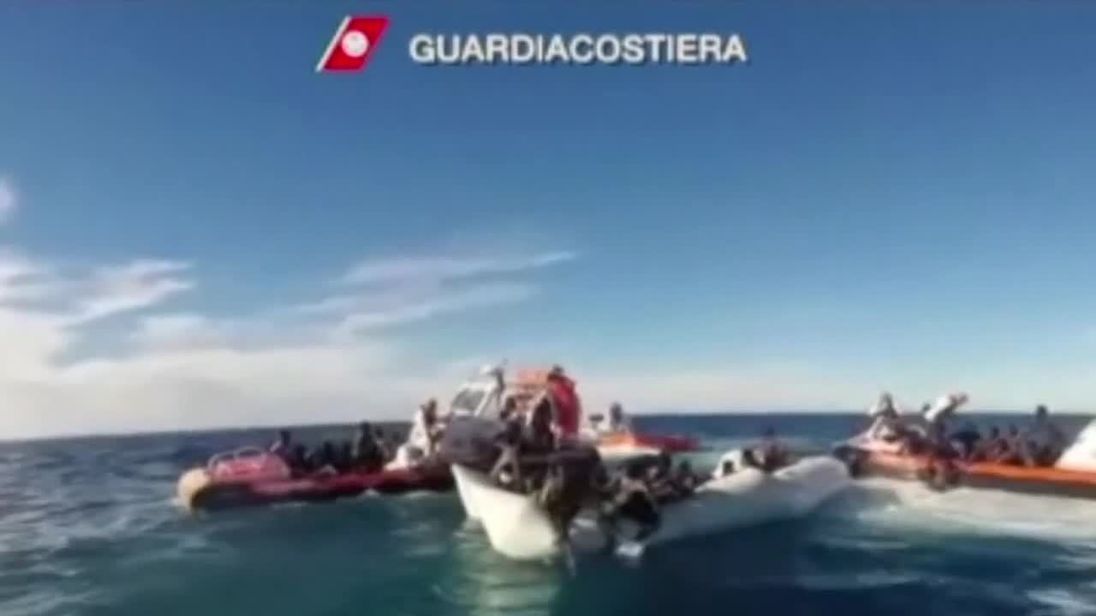  Des images montrent le sauvetage dramatique des migrants au large des côtes libyennes. 