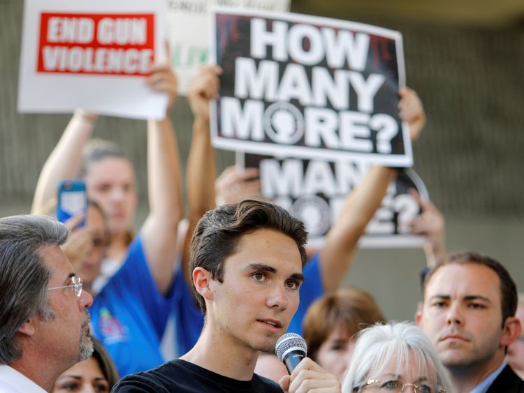  Survivant David Hogg s'adresse à un rassemblement appelant à plus de contrôle des armes à feu 