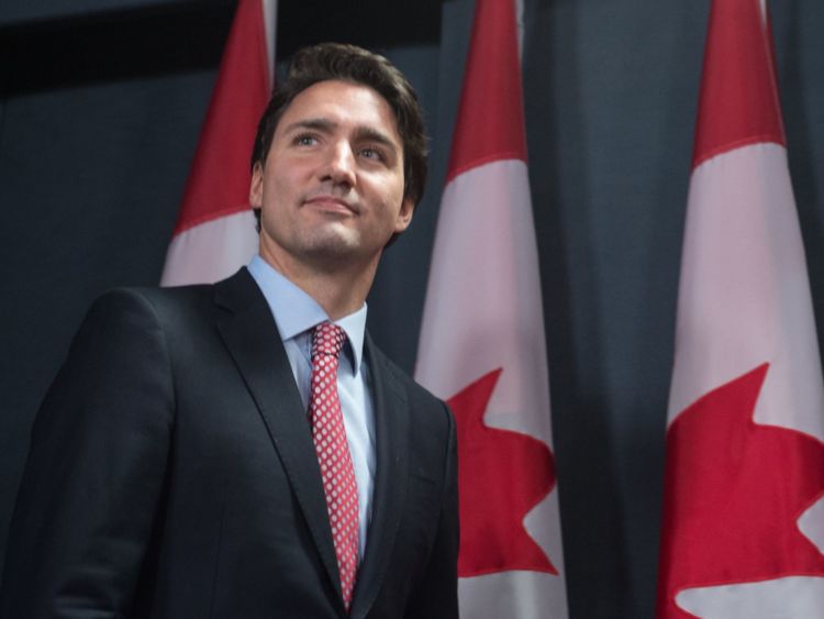  Justin Trudeau, Canada & # 39; Le Premier ministre Justin Trudeau a déclaré que c'était un «pas positif vers l'égalité des sexes» </span><br />
      </figcaption>
</figure>
</div>
<p> Mauril Belanger, membre du Parti libéral, a proposé le changement, mais le politicien, qui a été diagnostiqué avec la maladie de Lou Gehrig, n'a pas vivre pour le voir devenir loi. Il est décédé en août 2016. </p>
<p> Le Sénat – la Chambre non élue du Parlement canadien – approuve habituellement les lois adoptées par la Chambre des communes </p>
<p> Sur Twitter, le premier ministre canadien, Justin Trudeau, a déclaré que c'était un «pas positif vers »</p>
<div class=