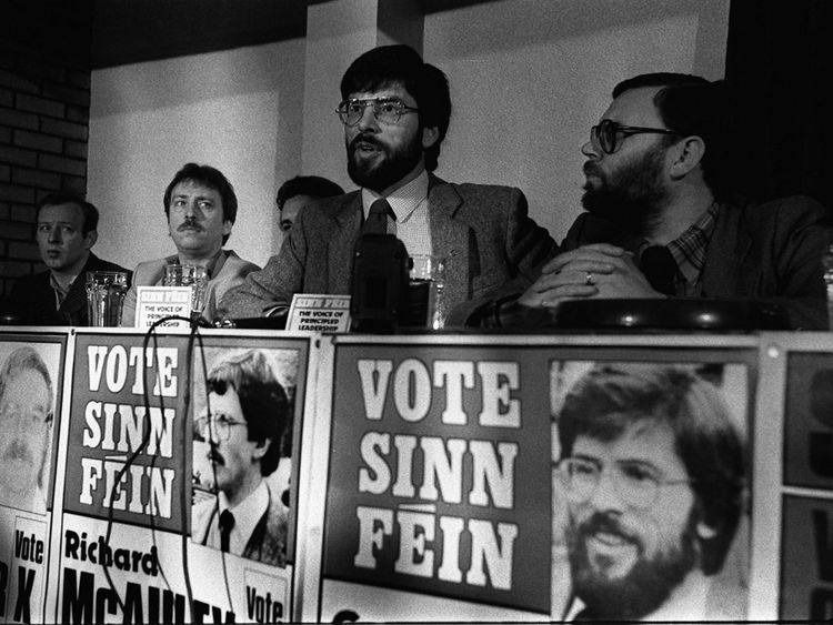  Mai 1983: Adams lance le manifeste électoral du parti Sinn Fein lors d'une conférence de presse à Belfast 