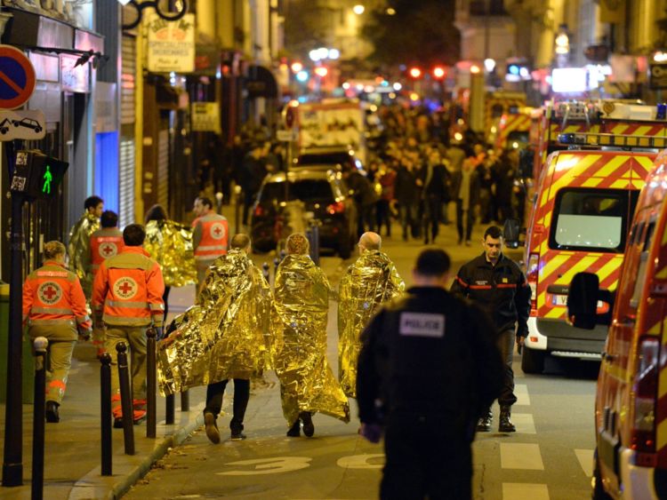  Des personnes sont évacuées près de la salle de concert du Bataclan 