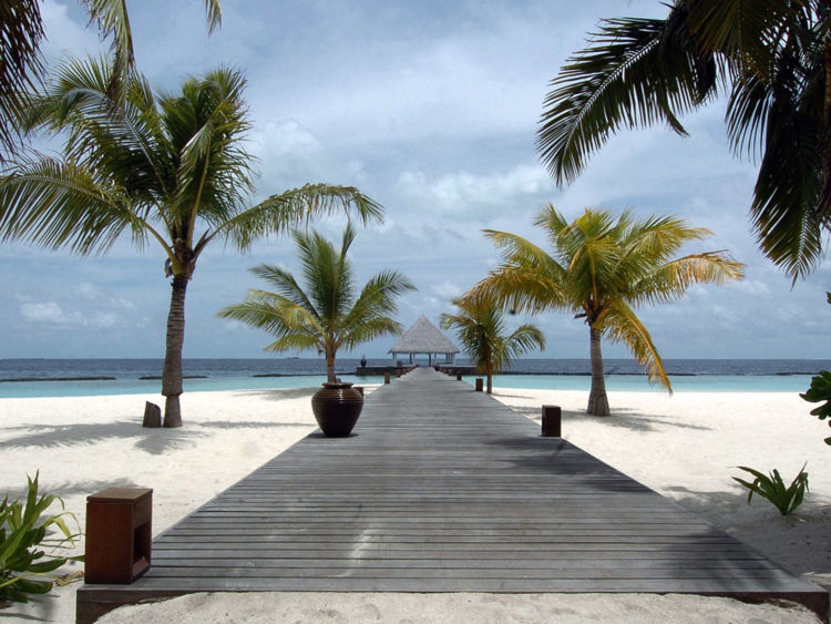  Une plage aux Maldives [19659004] Les Maldives sont surtout connues pour leurs plages immaculées </span><br />
      </figcaption></figure>
</div>
<p> La démocratie multipartite est relativement nouvelle aux Maldives – environ 10 ans après de nombreuses décennies de régime dictatorial de Maumoon Abdul Gafoor, le demi-frère de le président actuel. </p>
<p> Cette récente crise est surveillée de près par la communauté internationale, y compris les Nations Unies. Les États-Unis, l'Union européenne et l'Inde ont exhorté le gouvernement à suivre la décision du tribunal. </p>
</p></div>
</pre>
		</div>

				<footer class=