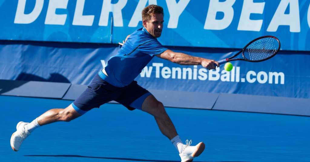 Le tennis se déplace vers la prise d'éléments hors ligne de l'élément humain