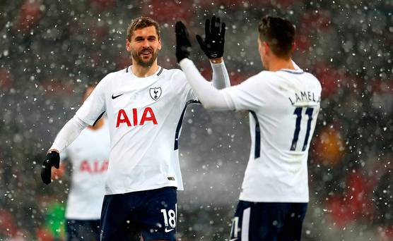 Llorente triple comme les Spurs survivent 'VARce'