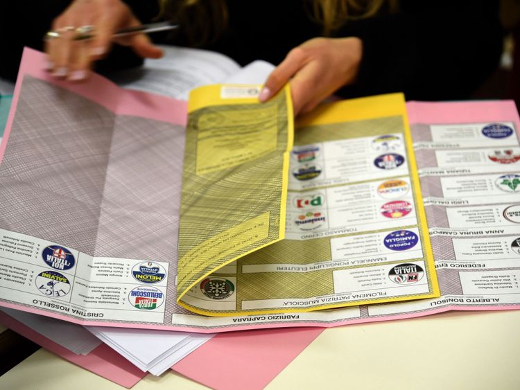  Certains bulletins de vote sont affichés dans le bureau de vote le 4 mars 2018 à Milan, en Italie. L'économie et l'immigration sont des facteurs clés de l'élection générale italienne de 2018 après la dissolution du parlement en décembre 2017 