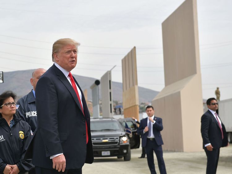  Le président Donald Trump (C) inspecte les prototypes des murs de la frontière à San Diego 