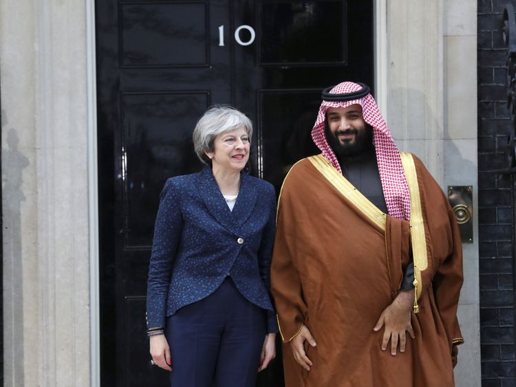  Theresa May salue le prince héritier d'Arabie Saoudite Mohammad bin Salman à l'extérieur du 10 Downing Stree 