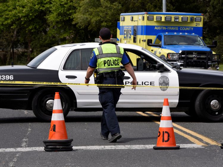  Des membres du département de police d'Austin bloquent une partie du boulevard Republic of Texas après une explosion à Austin, Texas, États-Unis, mars 19, 2018 
