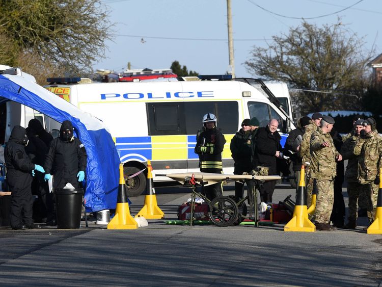  Police, Armée et Service d'Urgence personnelle sur Larkhill Road à Durrington, Salisbury 