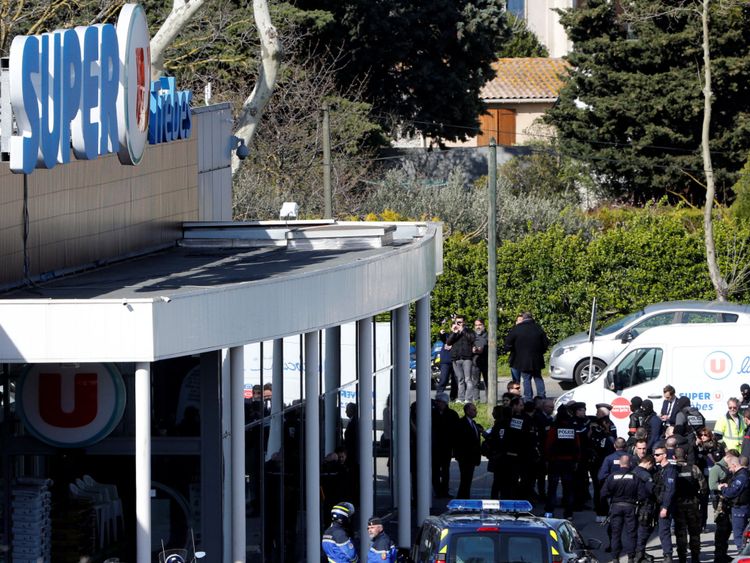  Gendarmes et officiers de police après la situation des otages Gendarmes et policiers après la prise d'otages au supermarché Super U à Trebes </span><br />
      </figcaption></figure>
</div>
<p> M. Collomb a déclaré: "Nous l'avions surveillé et nous ne pensions pas qu'il avait été radicalisé. Il était déjà sous surveillance quand il a soudainement décidé d'agir. "</p>
<p> L'enquête se demandera comment Lakdim a pu obtenir une arme, et comment et quand il s'est radicalisé. </p>
<p> <strong> Plus à suivre … </strong>
            </div>
<p><script async src=