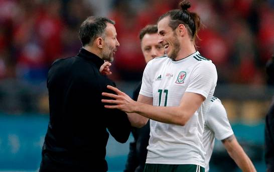 Ryan Giggs exhorte Gareth Bale à résister à tout intérêt de Manchester United et rester au Real Madrid