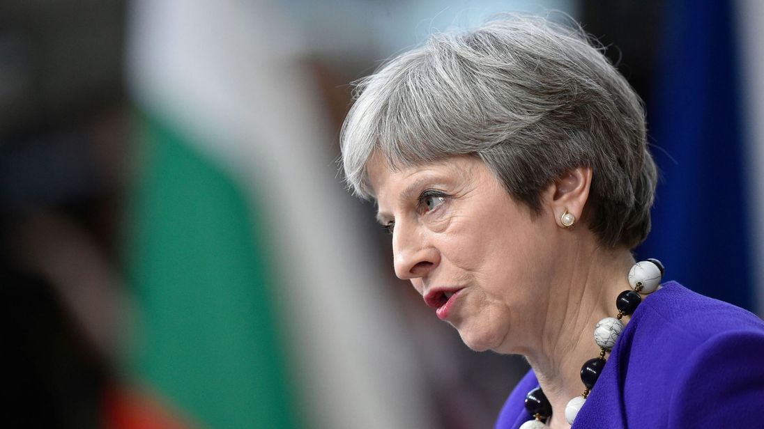  Theresa May parle à la presse lorsqu'elle arrive le premier jour d'un sommet des dirigeants européens à Bruxelles 