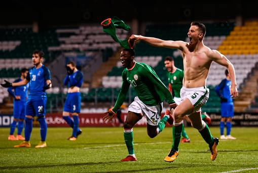 L'Irlande des moins de 21 ans garde les rêves de l'Euro en vie après que le vainqueur tardif a plongé en Azerbaïdjan