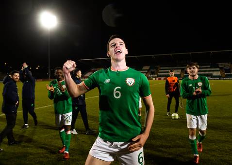 Regardez: Declan Rice montre sa passion pour l'Irlande avec une célébration émotionnelle de baisers d'insignes après la victoire tardive