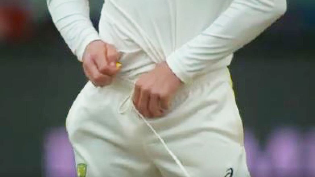  Cameron Bancroft a tenté de cacher la bande dans son pantalon 