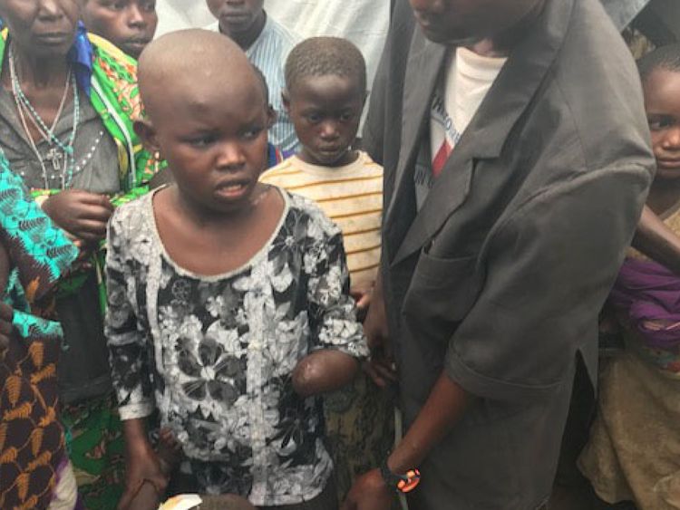  Mave, 11 ans, s'est enfui de deux miliciens mais ils l'ont rattrapé et lui ont troqué la tête et le cou 