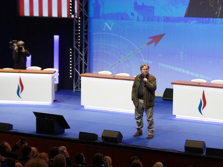  M. Bannon a déclaré à la foule que" l'histoire est de notre côté "