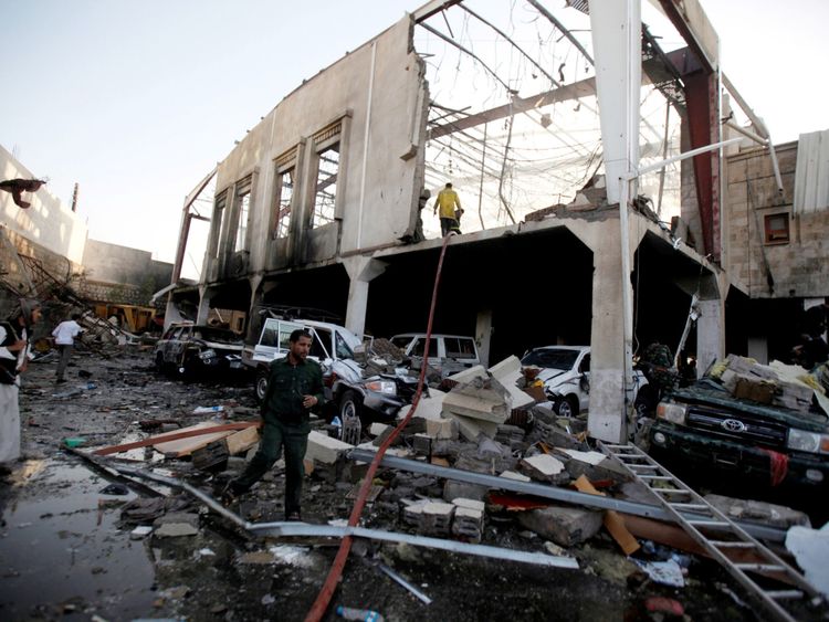  Les restes d'une salle communautaire dans la capitale du Yémen Sanaa après une frappe aérienne 