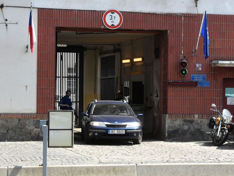  Une voiture quitte la porte de la prison de Pankrac où a eu lieu l'extradition du pirate russe Yevgeny Nikulin 