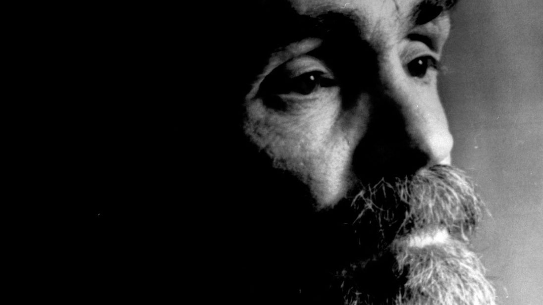  DATE IMPORTÉE : 25 août 1989Charles Manson parle pendant Une entrevue le 25 août 1989. Reuters / Calvin Hom CP 