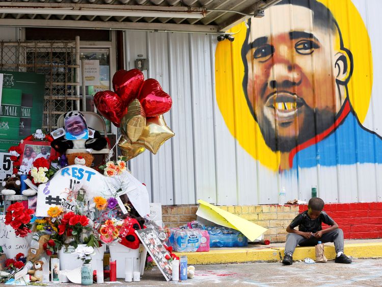  Un mémorial de fortune à l'extérieur du dépanneur où Alton Sterling a été mortellement blessé par balles. 